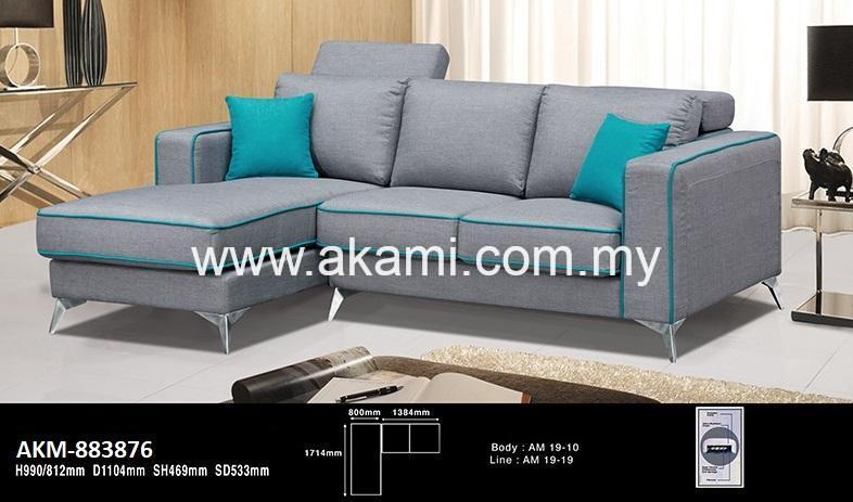 AKM-883876